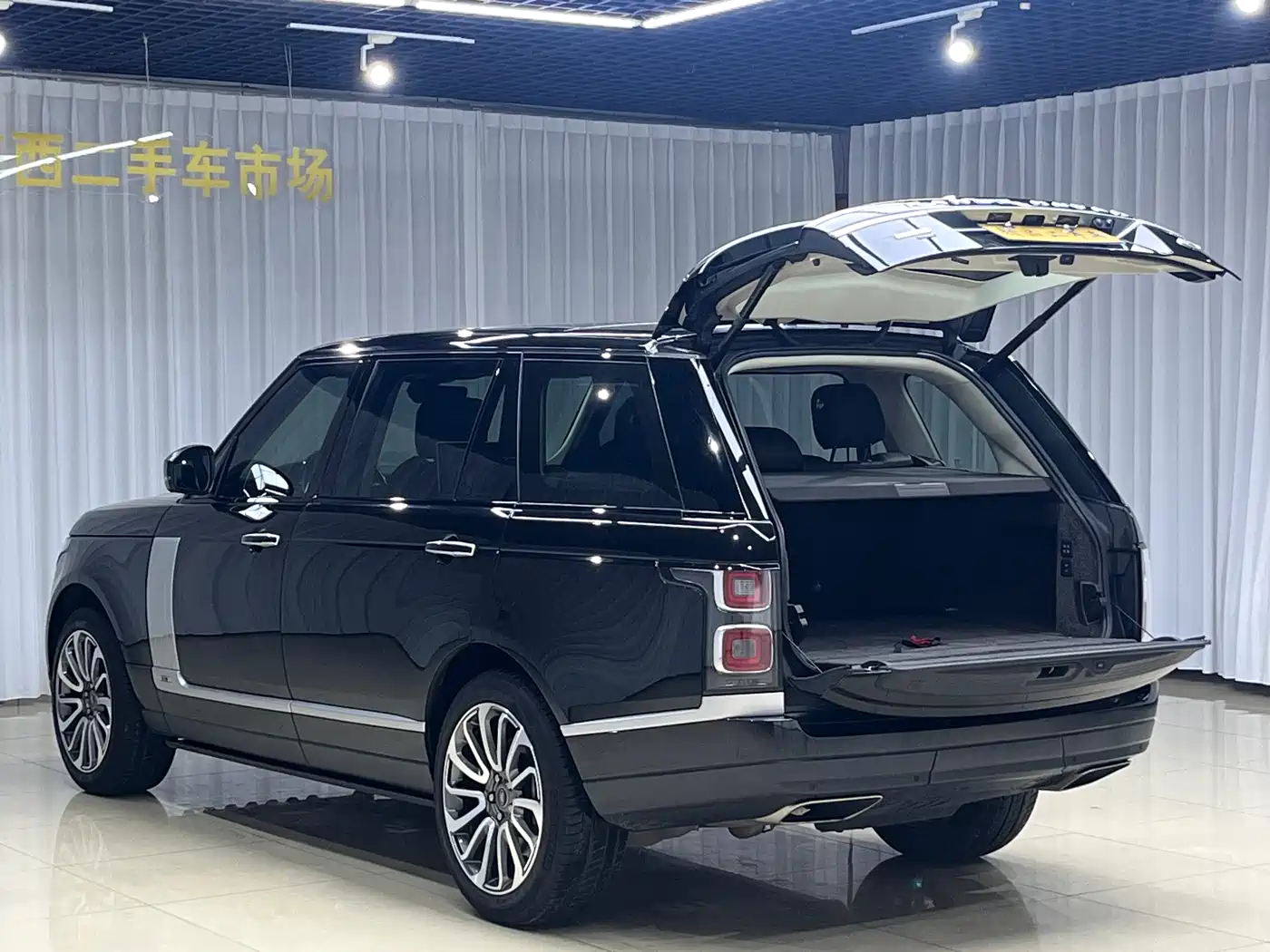 Land Rover Range Rover 2022 3.0 L6 400PS Heritage Extended Classic Edition фото 8