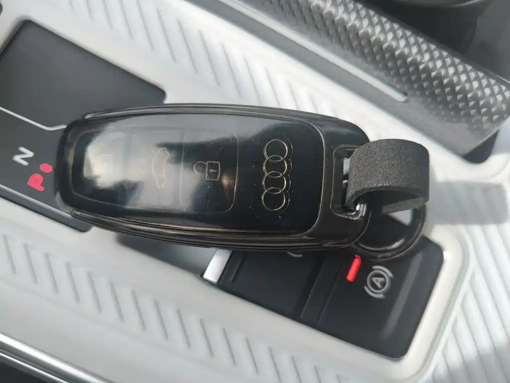 Фото 12 - Audi A6L