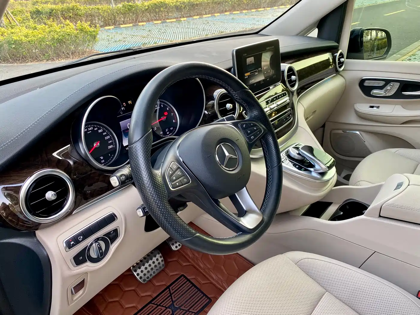 Mercedes-Benz V-Class 2017 Model V 260 L Premium Extended Edition фото 24