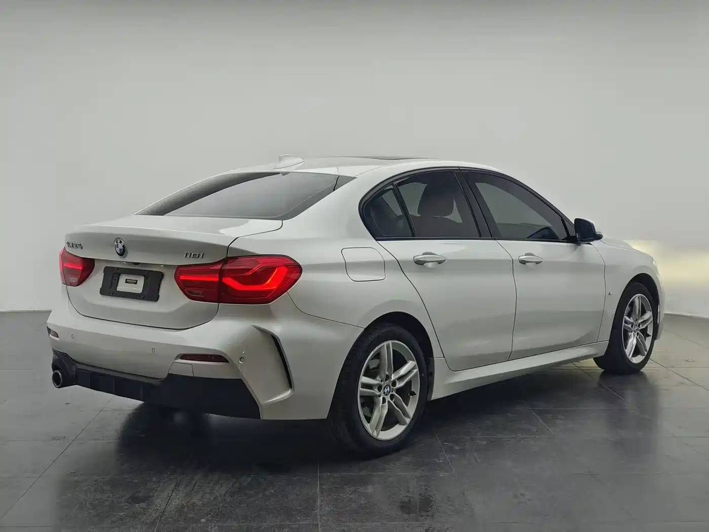 BMW 1 Series 2019 118i M Sport Package фото 13