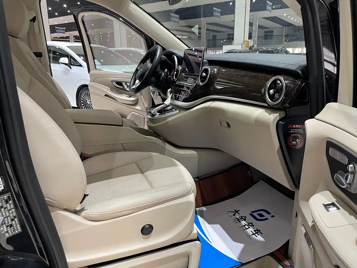 Mercedes-Benz V-Class 2018 V 260 L Premium Long Wheelbase Edition China VI фото 10