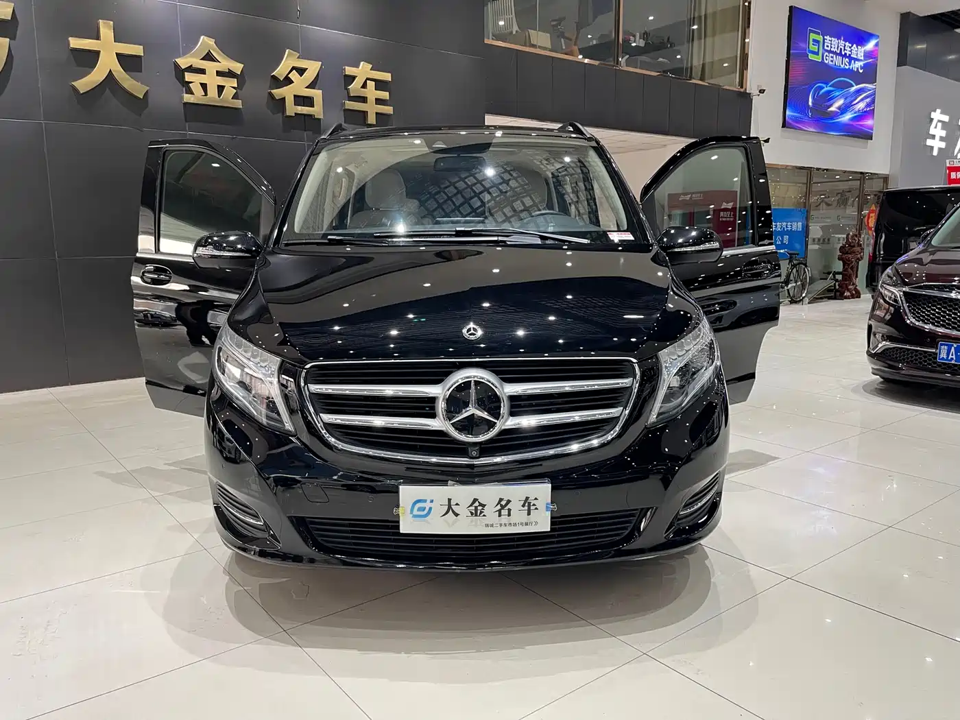 Mercedes-Benz V-Class 2018 V 260 L Premium Long Wheelbase Edition China VI фото 3