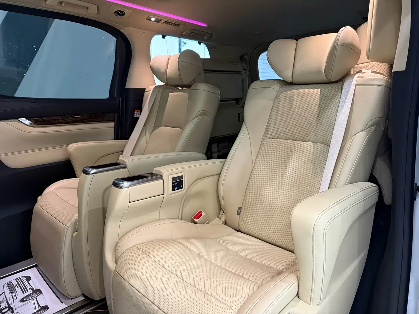 Toyota Alphard 2021 Hybrid 2.5L Luxury фото 9