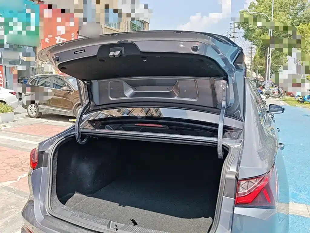 Фото 19 - Roewe i5