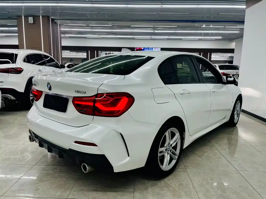 BMW 1 Series 2021 120i M Sport Shadow Edition фото 9