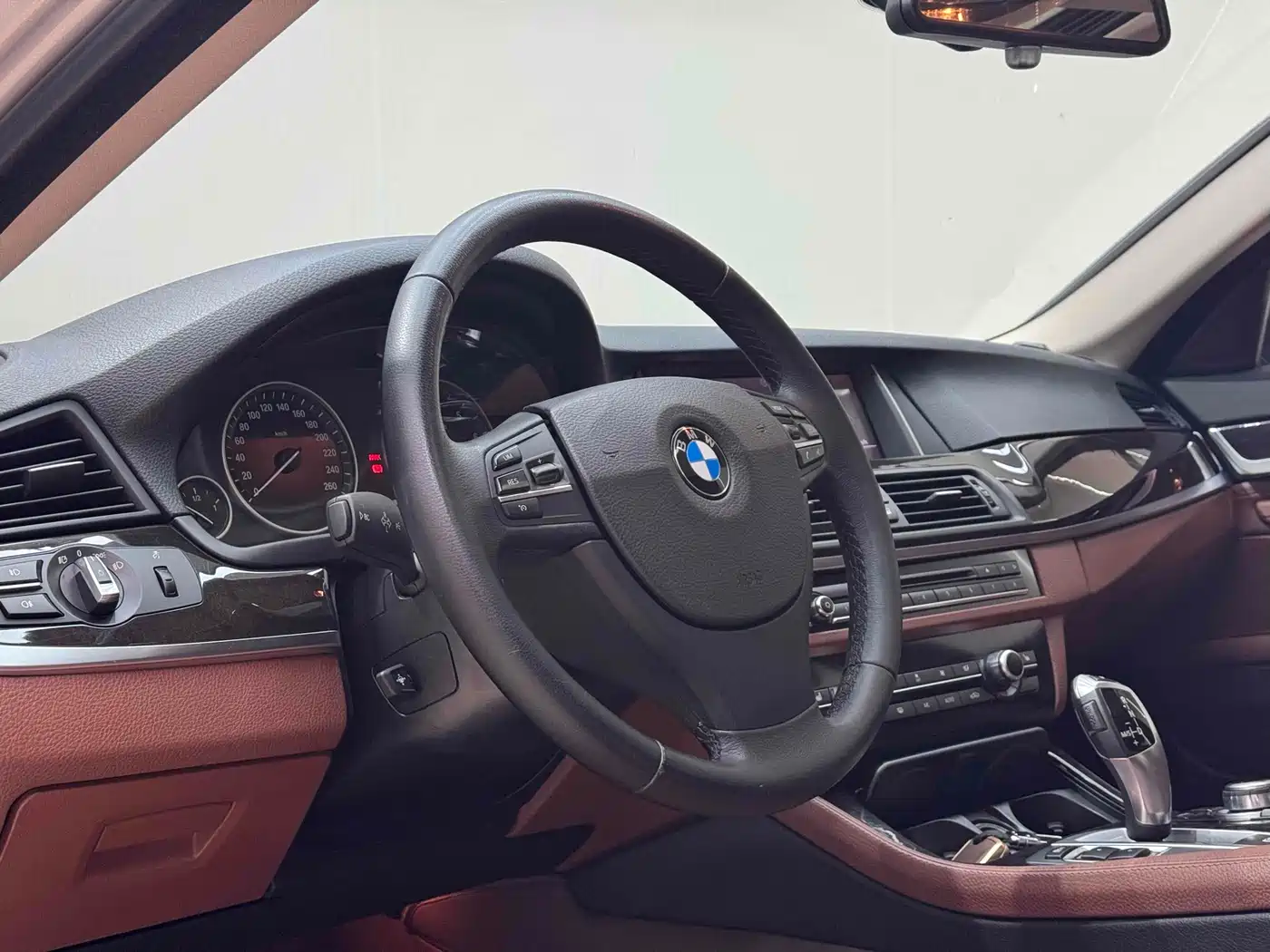 BMW 5 Series 2014 525Li Leading фото 12