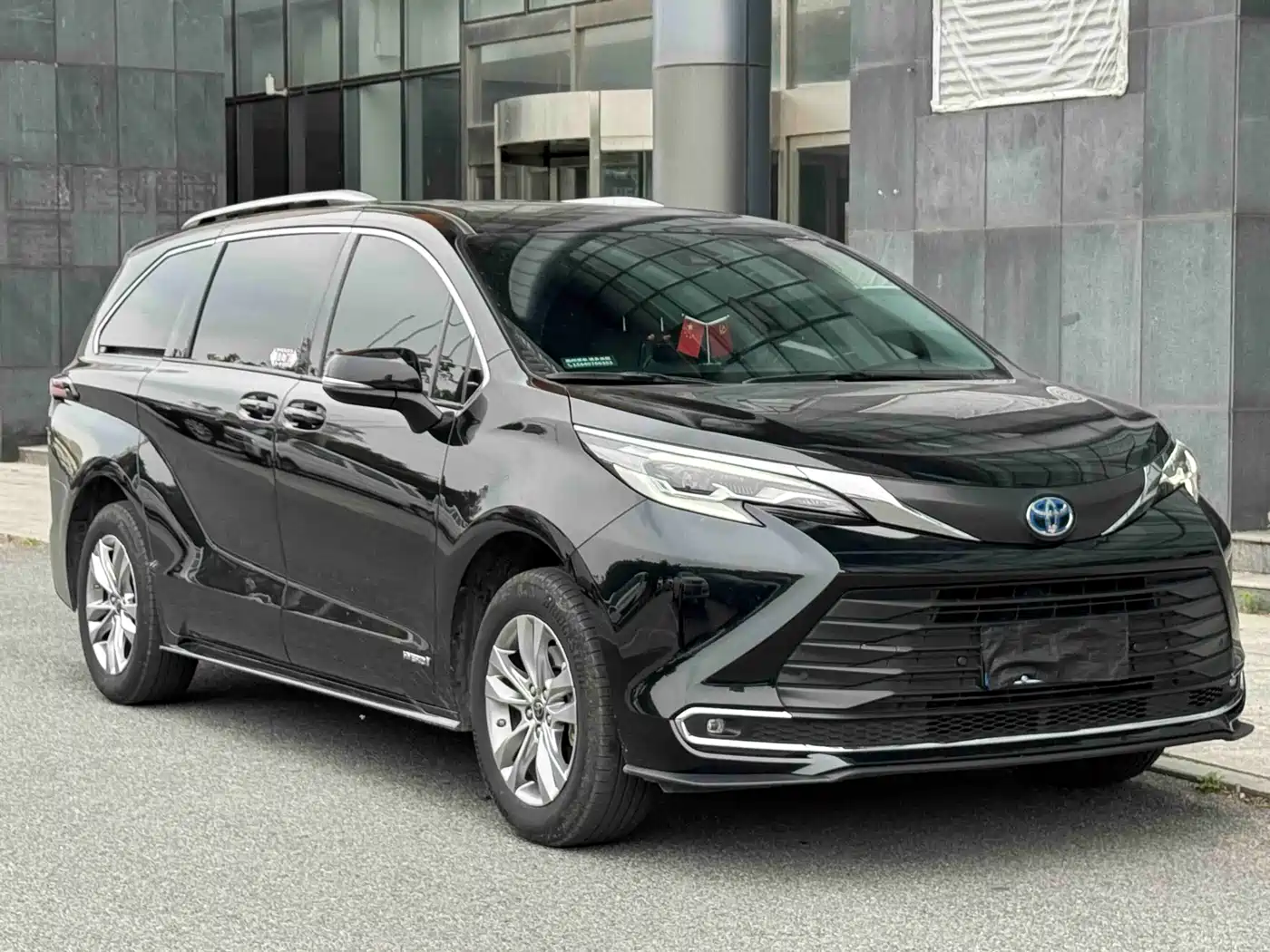 Toyota Sienna 2023 2.5L Hybrid Comfort Edition фото 2