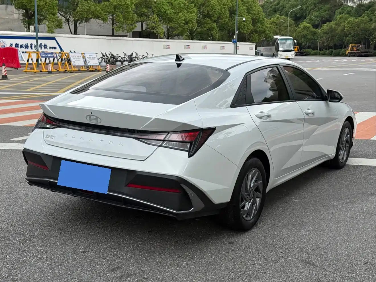 Hyundai Elantra 2023 1.5L CVT GLS Premium фото 4
