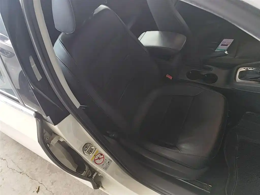 Volkswagen Sagitar 2014 Facelift 1.6L Automatic Comfort фото 25