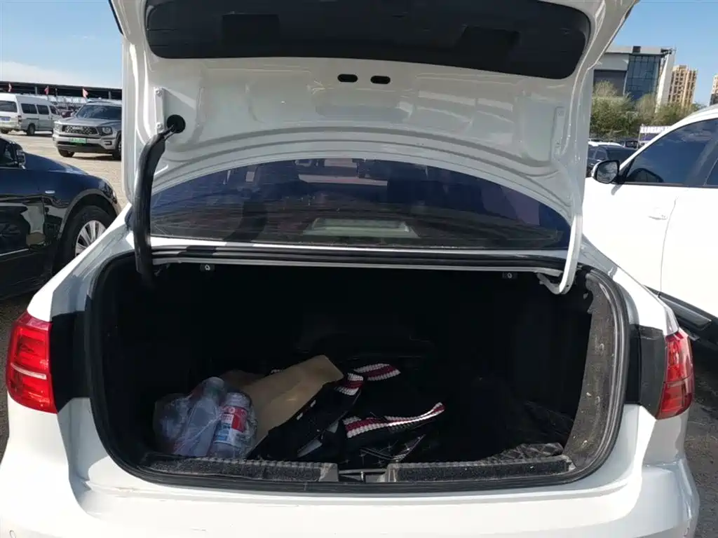 Volkswagen Sagitar 2018 1.6L Automatic Comfort фото 19