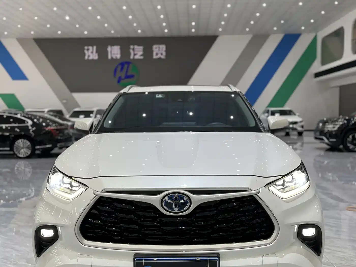 Toyota Highlander 2023 2.5L Smart Hybrid Dual Engine AWD Premium 7-Seater фото 2