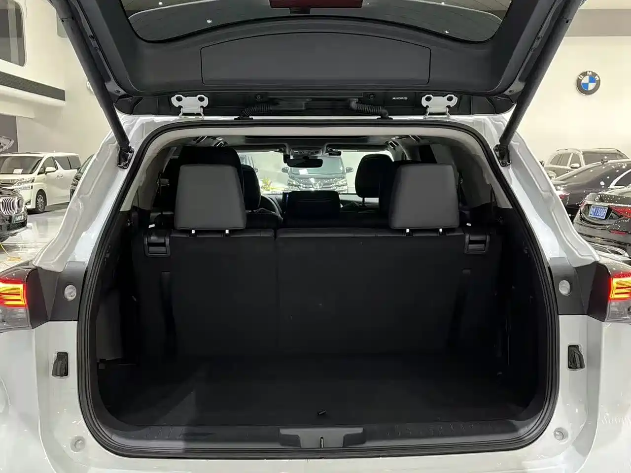 Toyota Highlander 2023 2.5L Smart Hybrid Dual Engine AWD Premium 7-Seater фото 9
