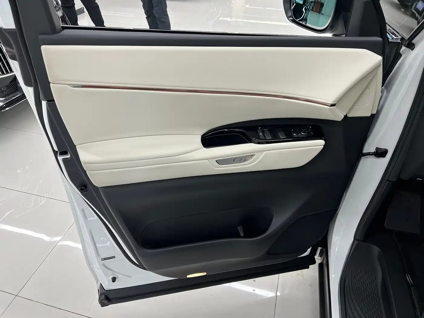 Lexus LM 2025 Model 500h Six-Seater Prestige Edition фото 22