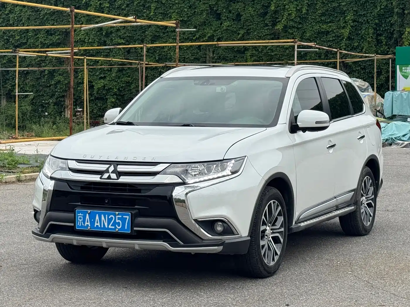 MITSUBISHI OUTLANDER