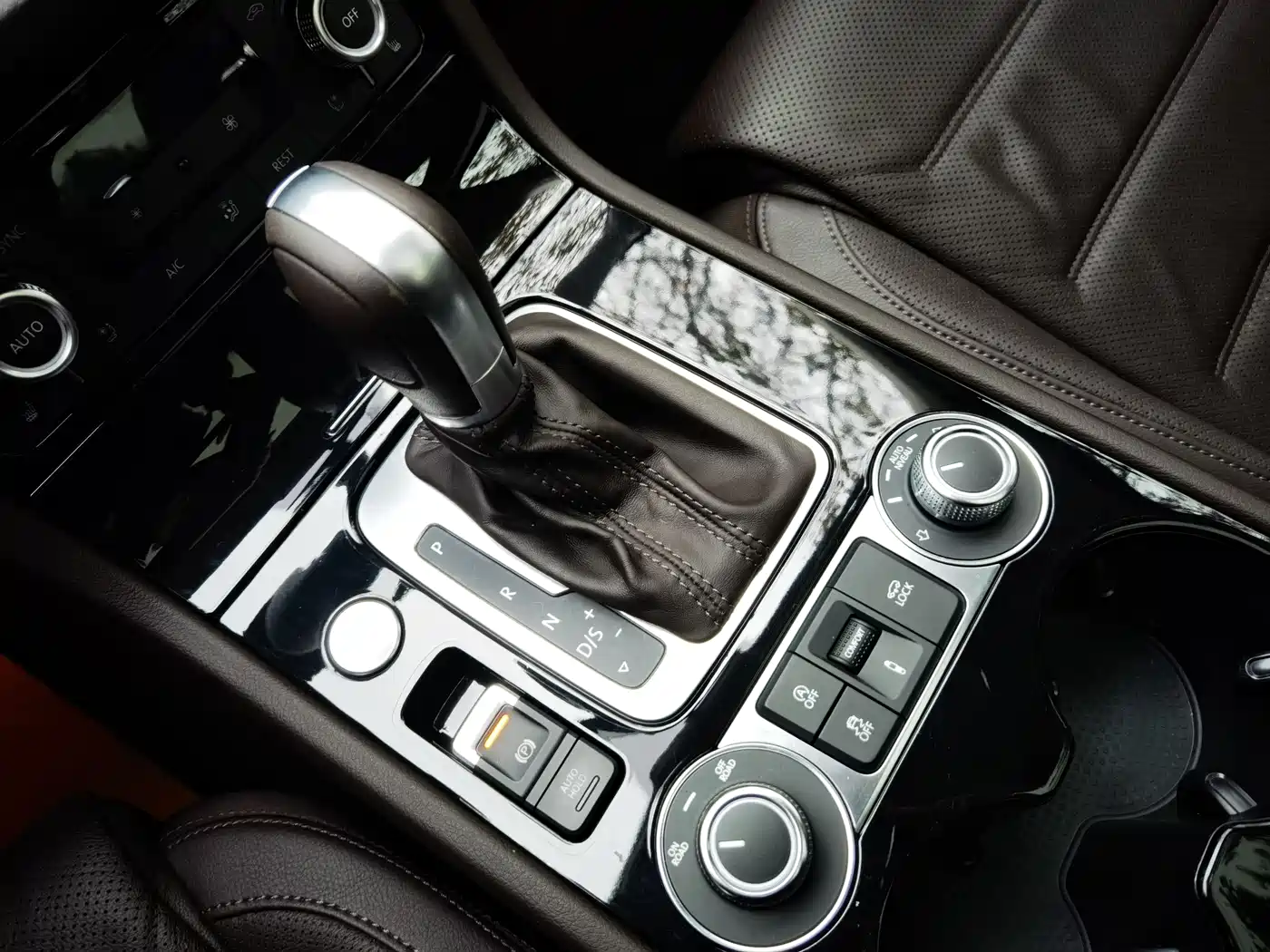 Volkswagen Touareg 2017 3.0TSI Explorer Edition фото 11