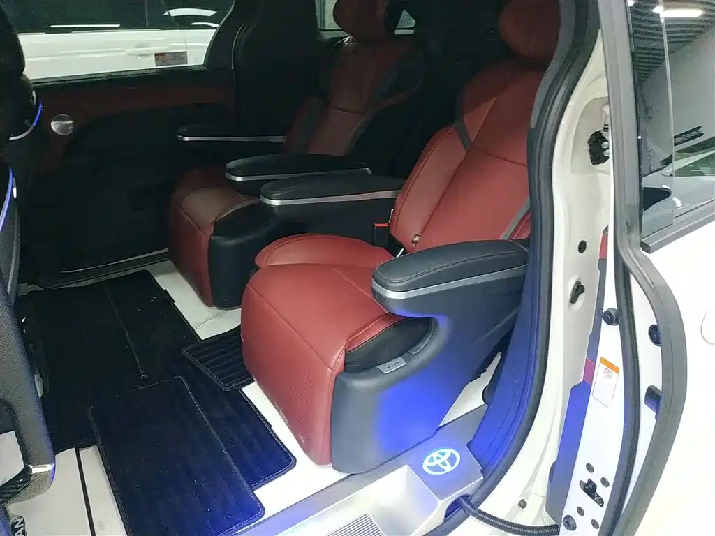 Toyota Granvia 2024 2.5L Hybrid Comfort фото 17