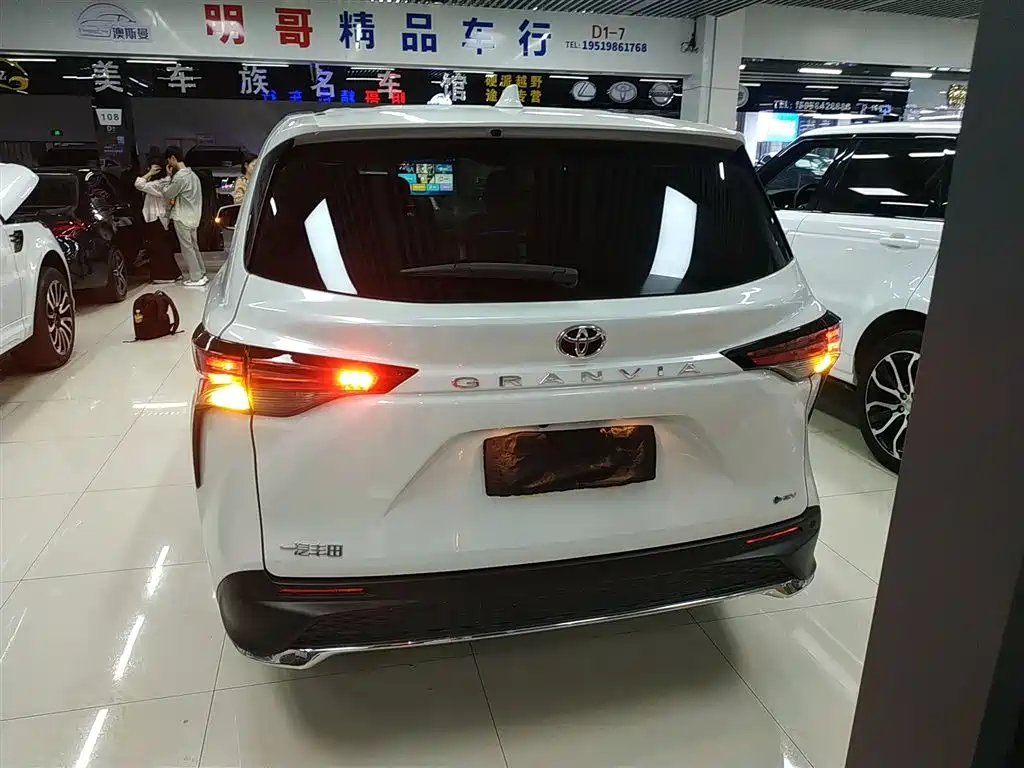 Toyota Granvia 2024 2.5L Hybrid Comfort фото 6
