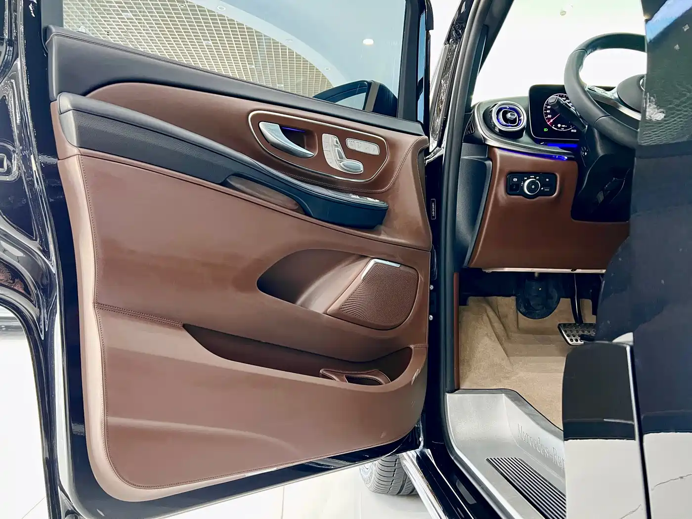 Mercedes-Benz V-Class 2024 V 300 L Long Wheelbase Luxury Edition фото 24
