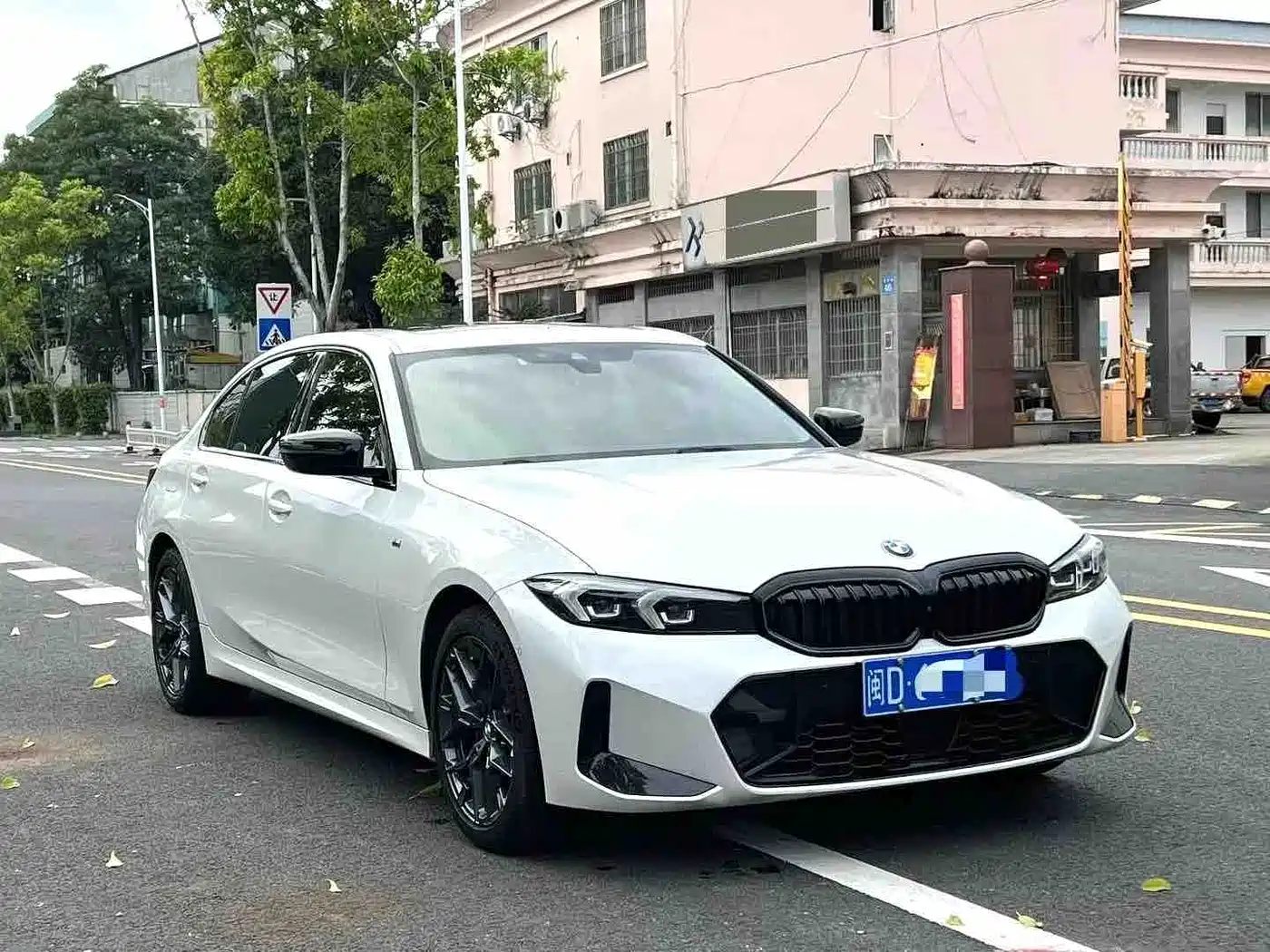 BMW 3 Series 2025 330Li M Sport Night Edition фото 3