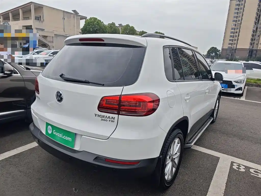 VOLKSWAGEN TIGUAN
