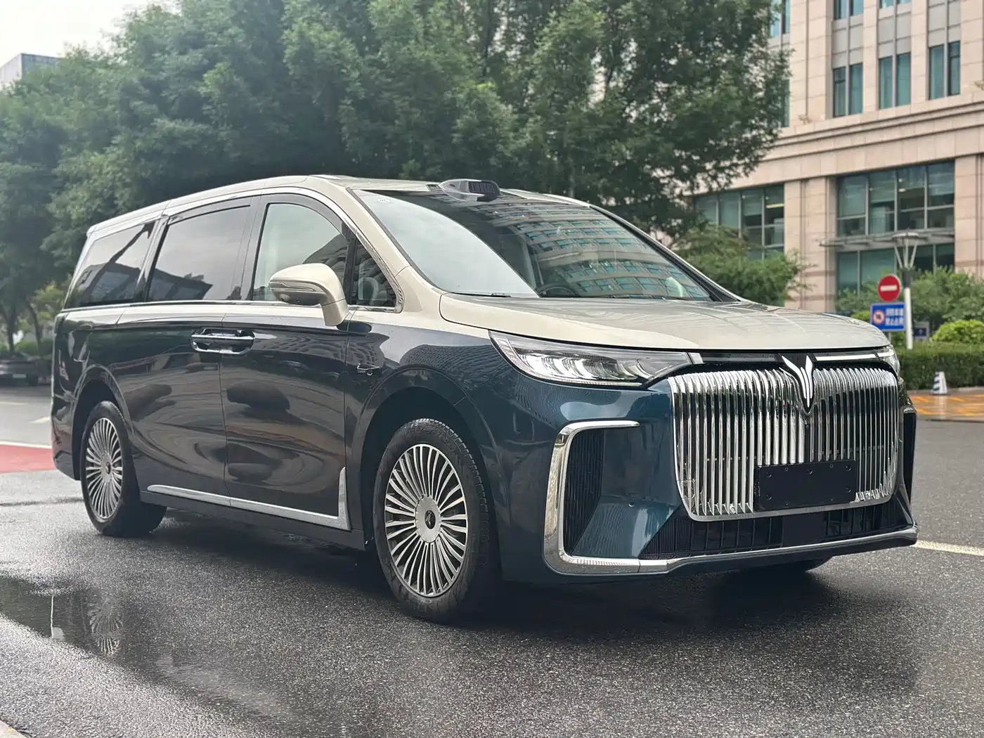 Voyah Auto Voyah Dreamer 2025 PHEV AWD Flagship Qian Kun Edition фото 3