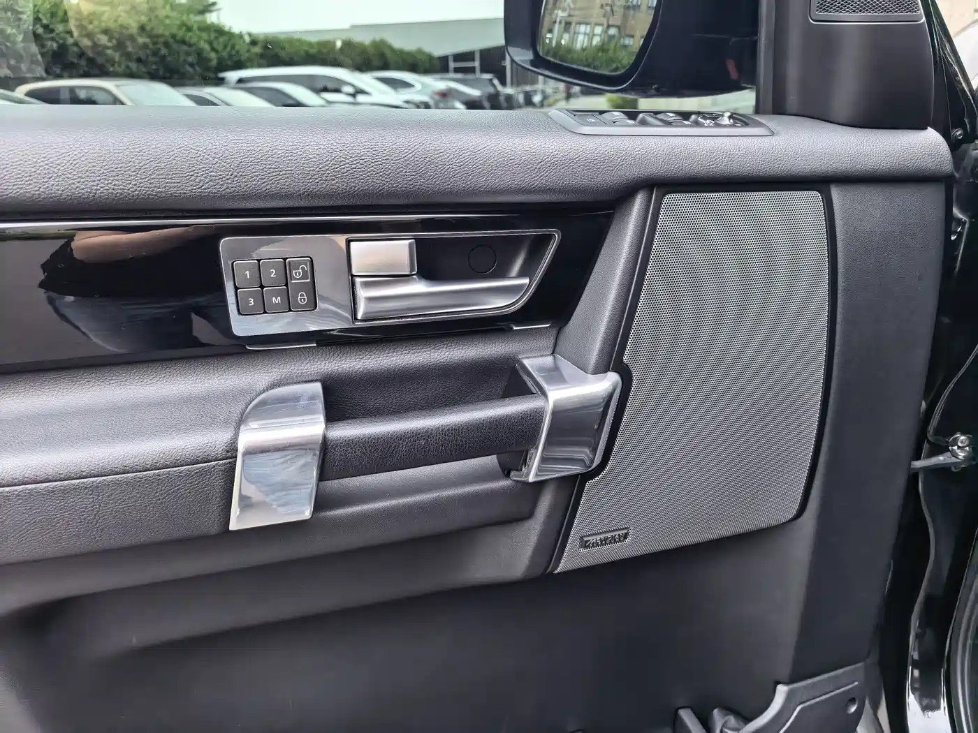 Land Rover Discovery 2016 3.0 SC V6 HSE фото 12