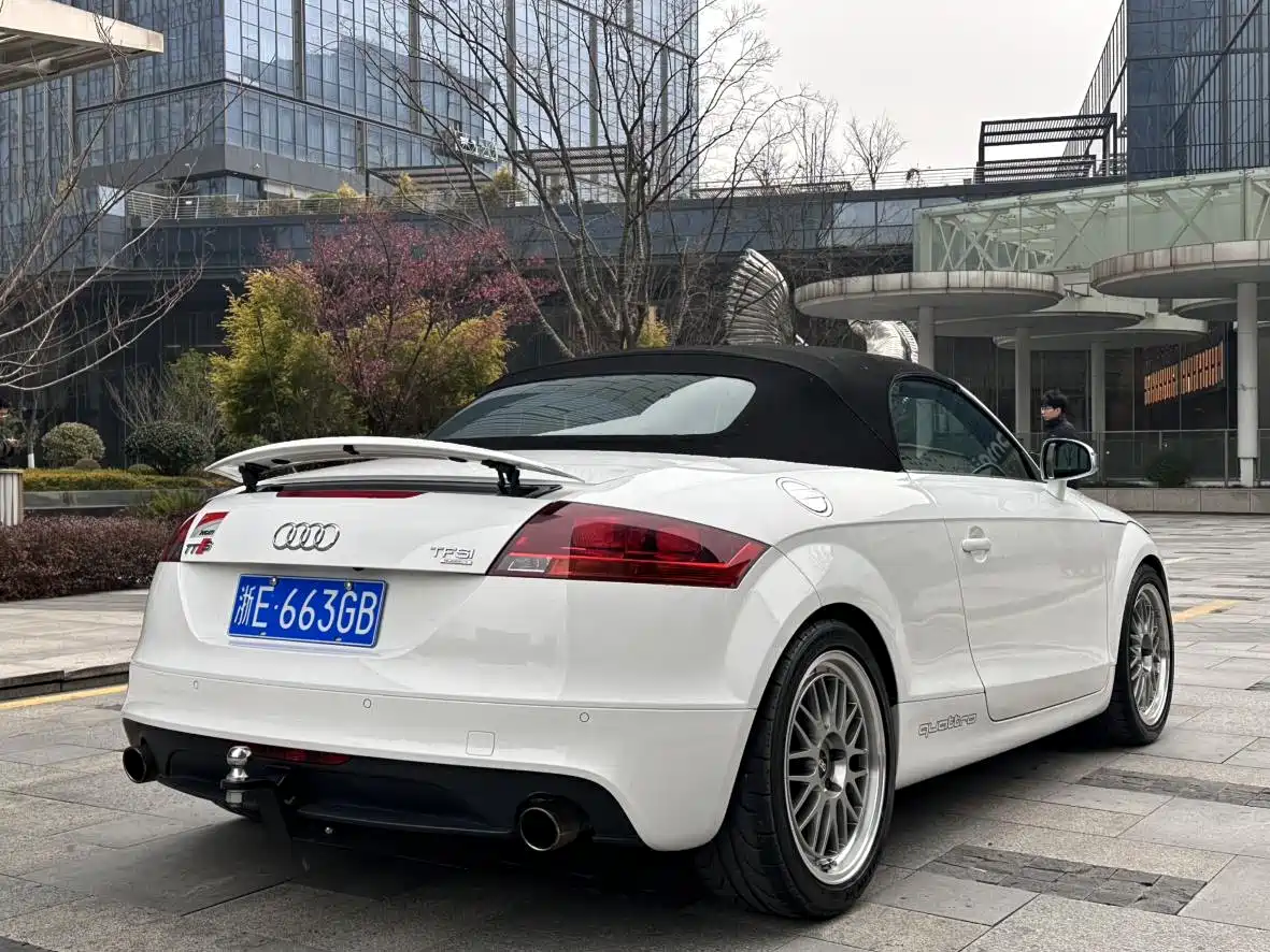 Audi TTS 2011 Model TTS Roadster 2.0TFSI quattro фото 4