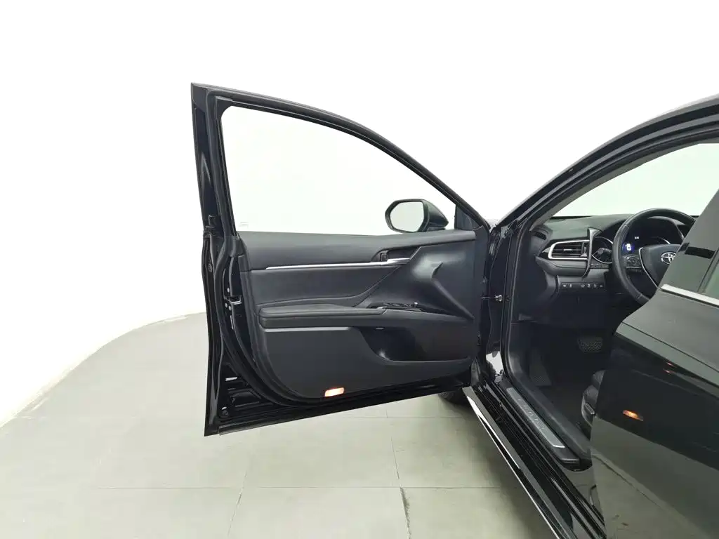 Фото 8 - Toyota Camry