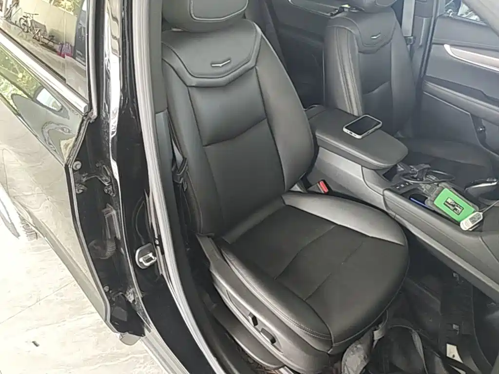 CADILLAC XT6