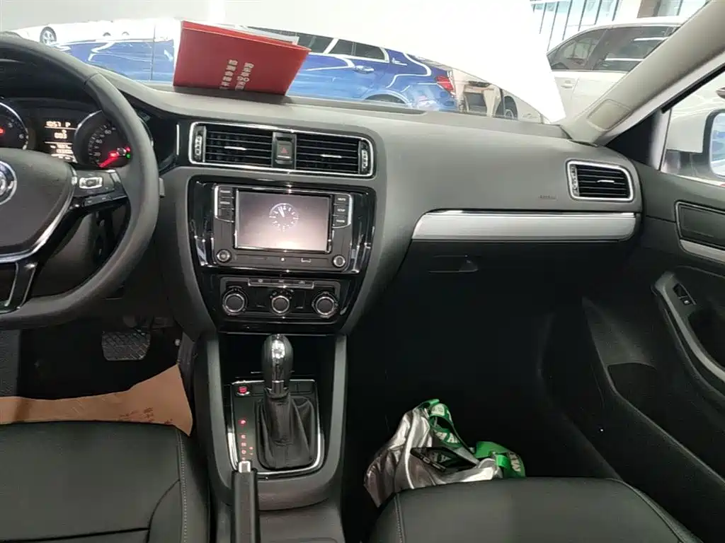 Volkswagen Sagitar 2017 1.6L Automatic Comfort фото 13