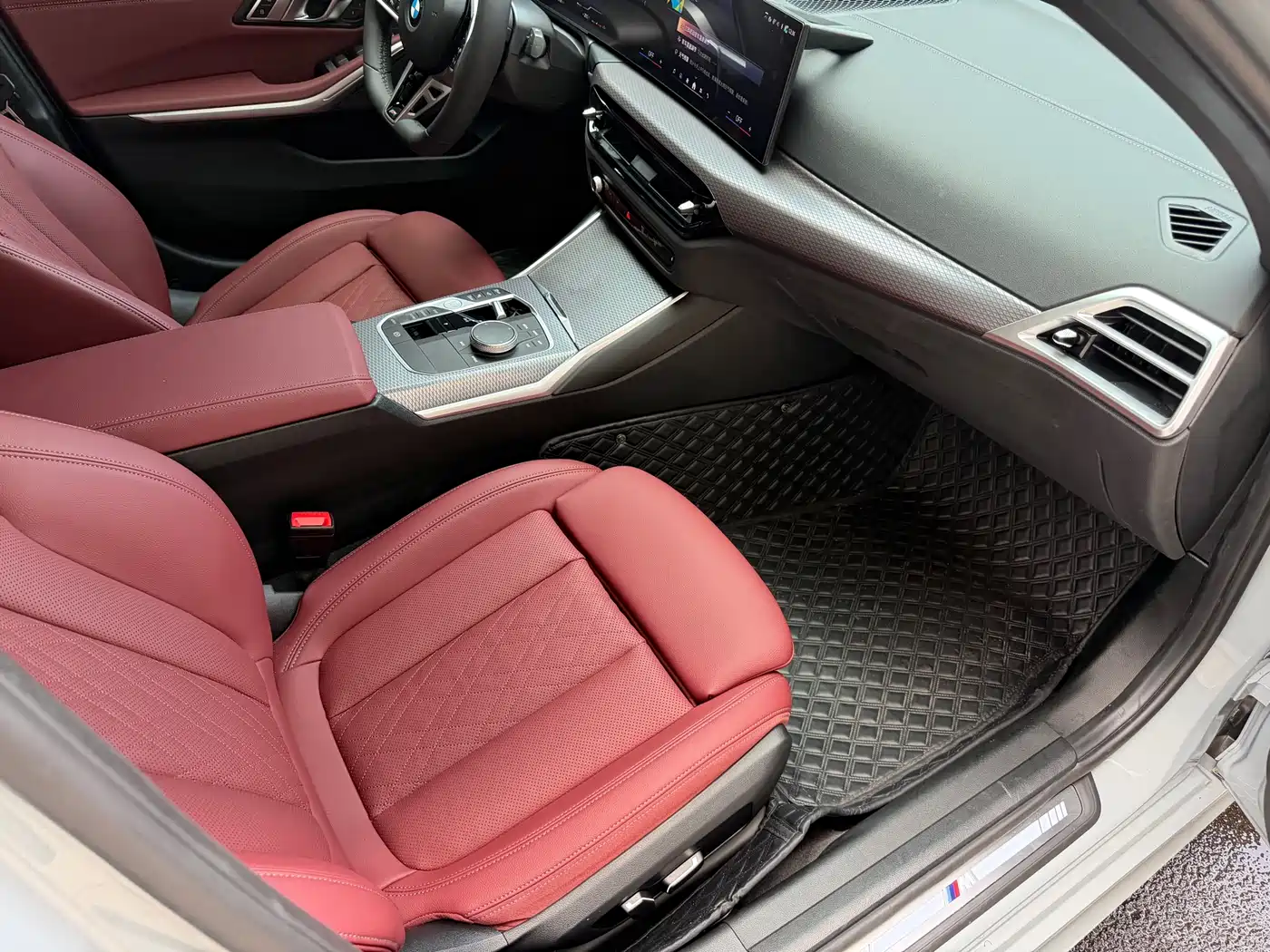BMW 3 Series 2025 330i M Sport Night Edition фото 17