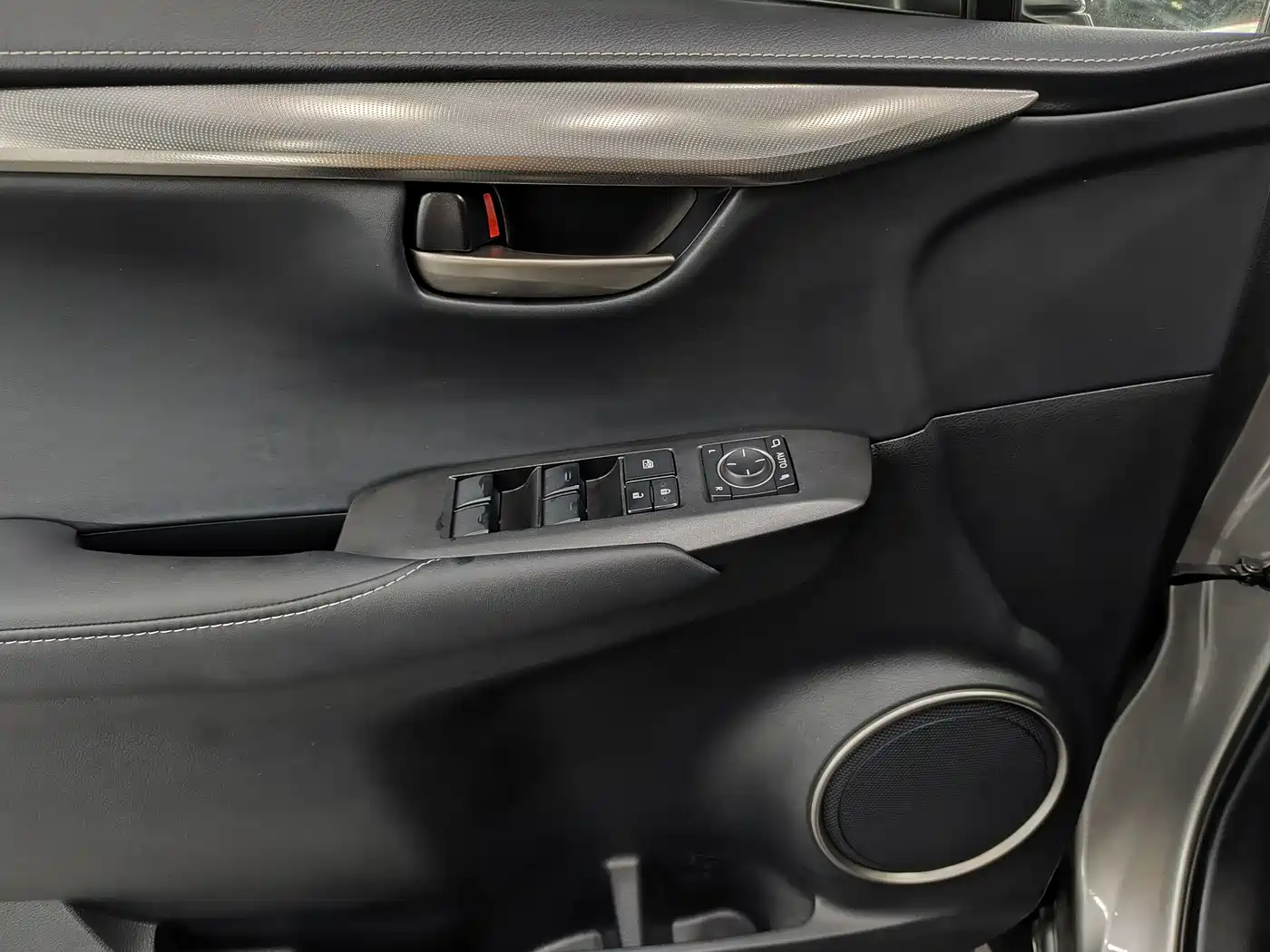Lexus NX 2016 200 AWD F Sport фото 18