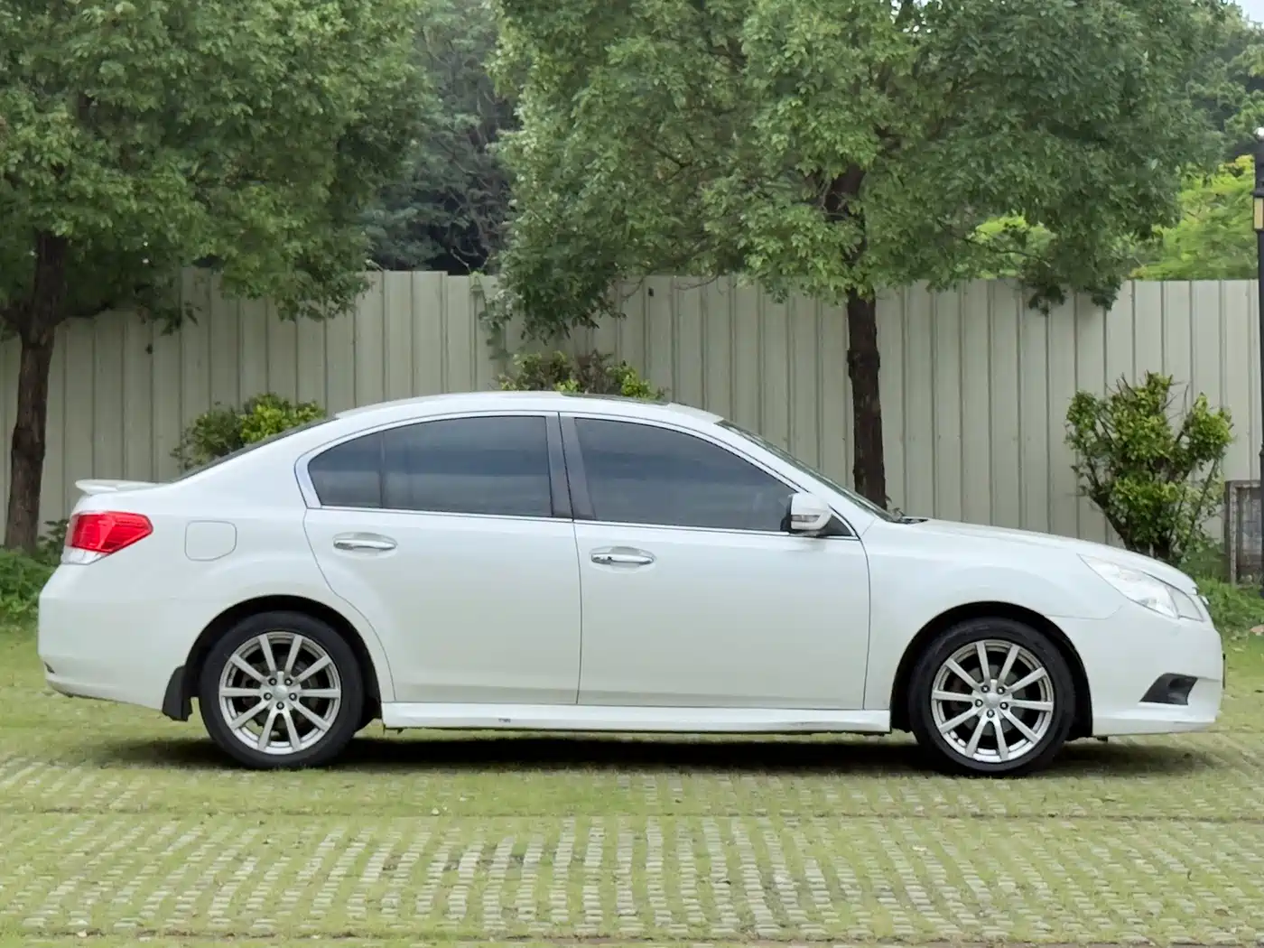 Subaru Legacy 2010 Model 2.5i Luxury Edition фото 5