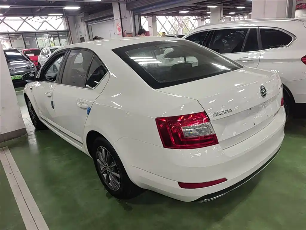 Škoda Octavia 2017 1.6L Automatic Pioneer Edition фото 9