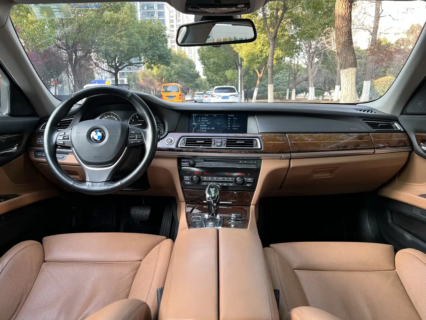 BMW 7 Series 2010 760Li фото 12