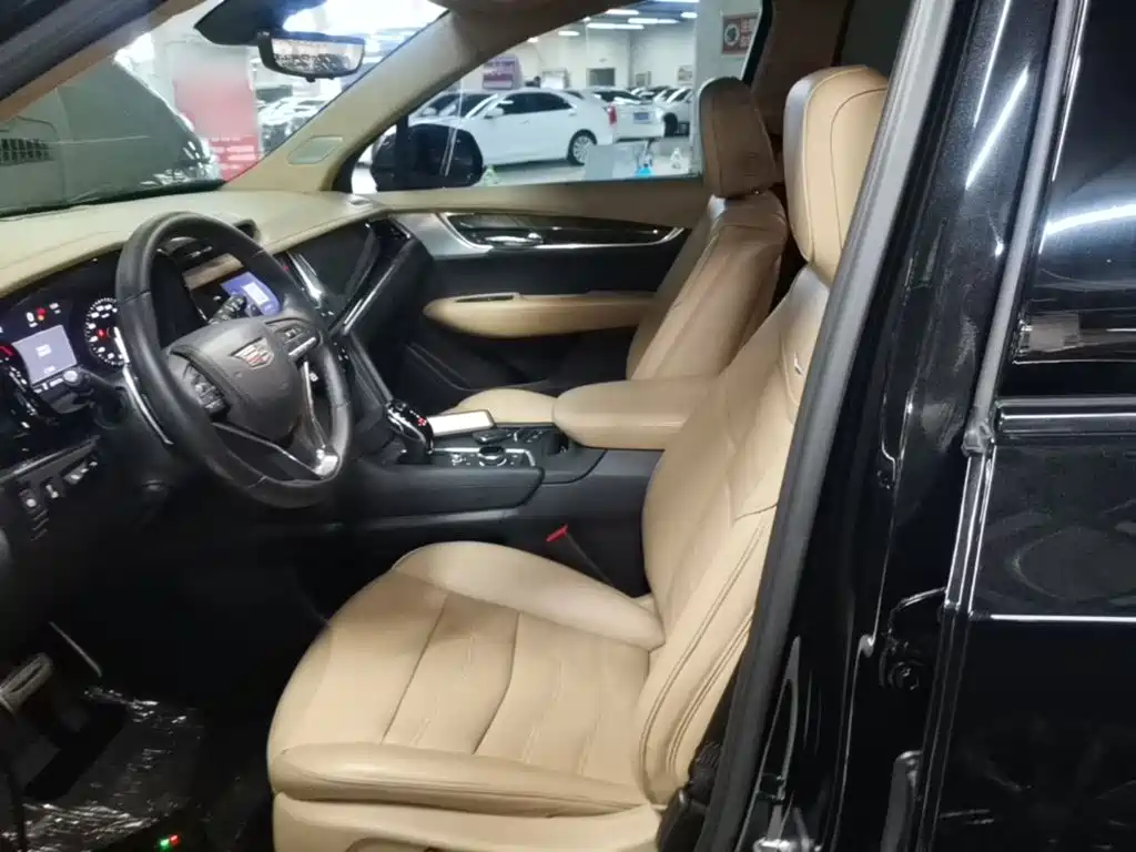 CADILLAC XT6