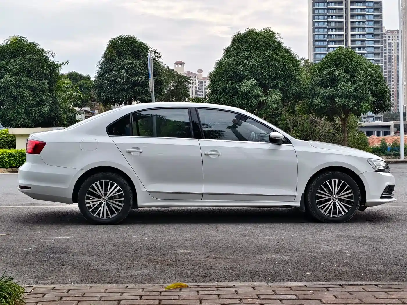 Volkswagen Sagitar 2017 1.6L Automatic Comfort фото 10