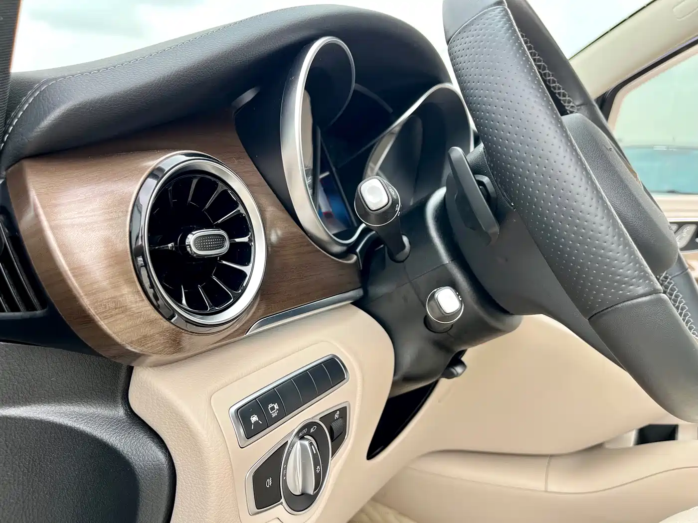 Mercedes-Benz V-Class 2021 V 260 L Long Wheelbase Premium Edition фото 7