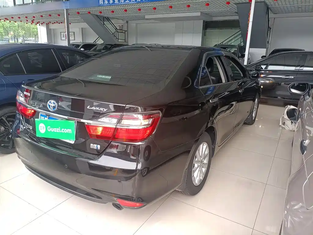 Toyota Camry 2016 Hybrid 2.5HG 10th Anniversary Luxury Navigation Edition фото 5