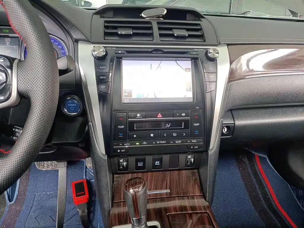 Toyota Camry 2016 Hybrid 2.5HG 10th Anniversary Luxury Navigation Edition фото 10