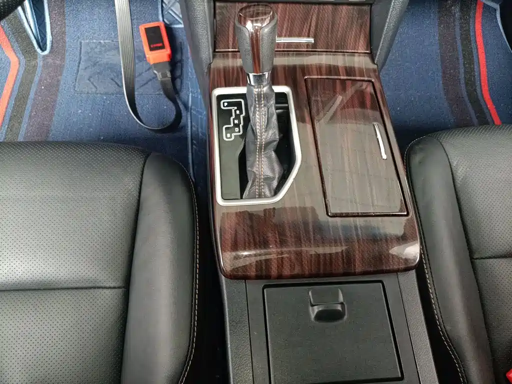 Toyota Camry 2016 Hybrid 2.5HG 10th Anniversary Luxury Navigation Edition фото 11