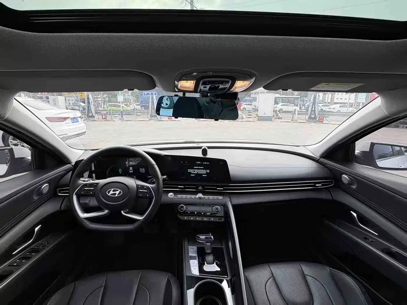 Hyundai Elantra 2023 Model 1.5L CVT LUX Premium Edition фото 4