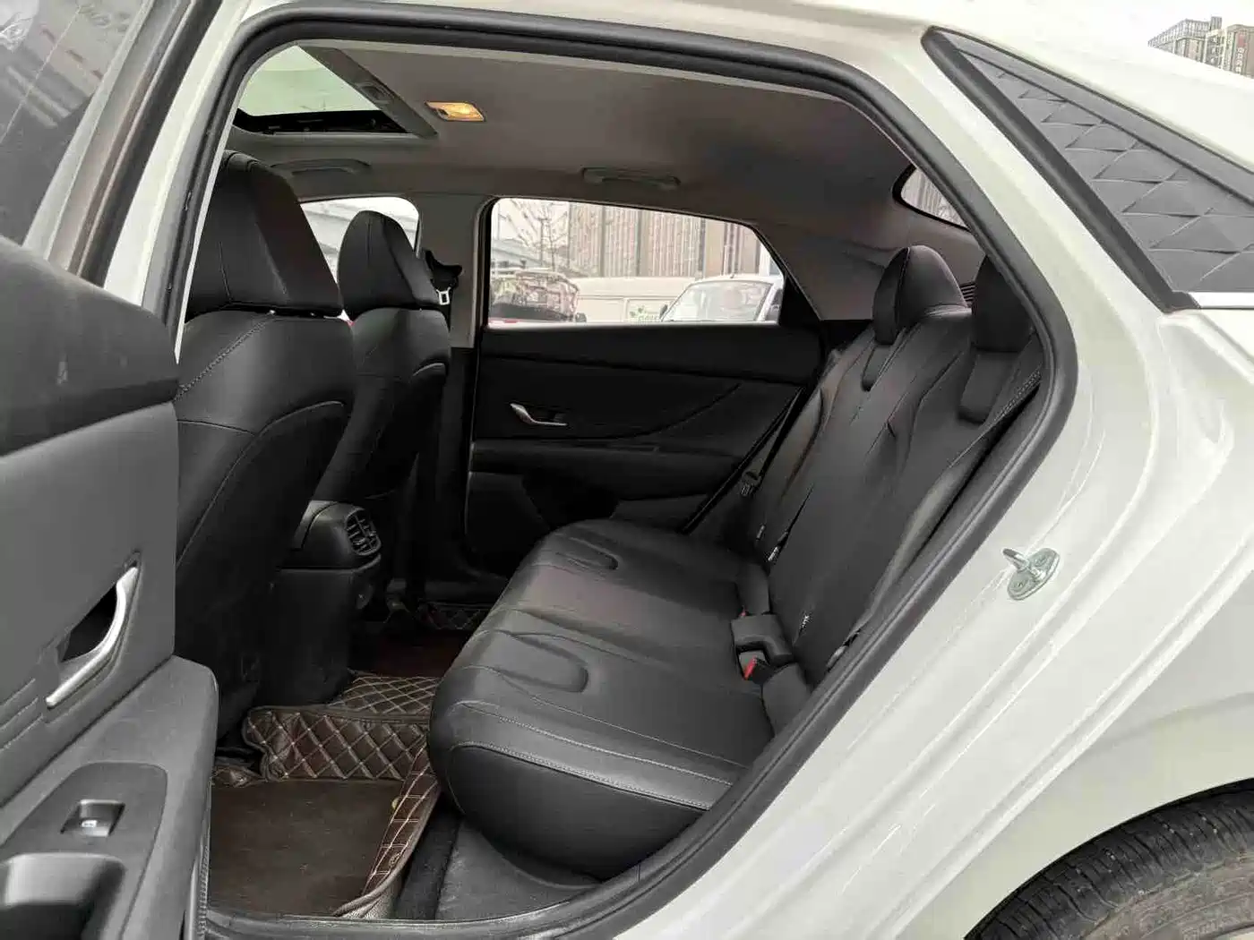 Hyundai Elantra 2023 Model 1.5L CVT LUX Premium Edition фото 6