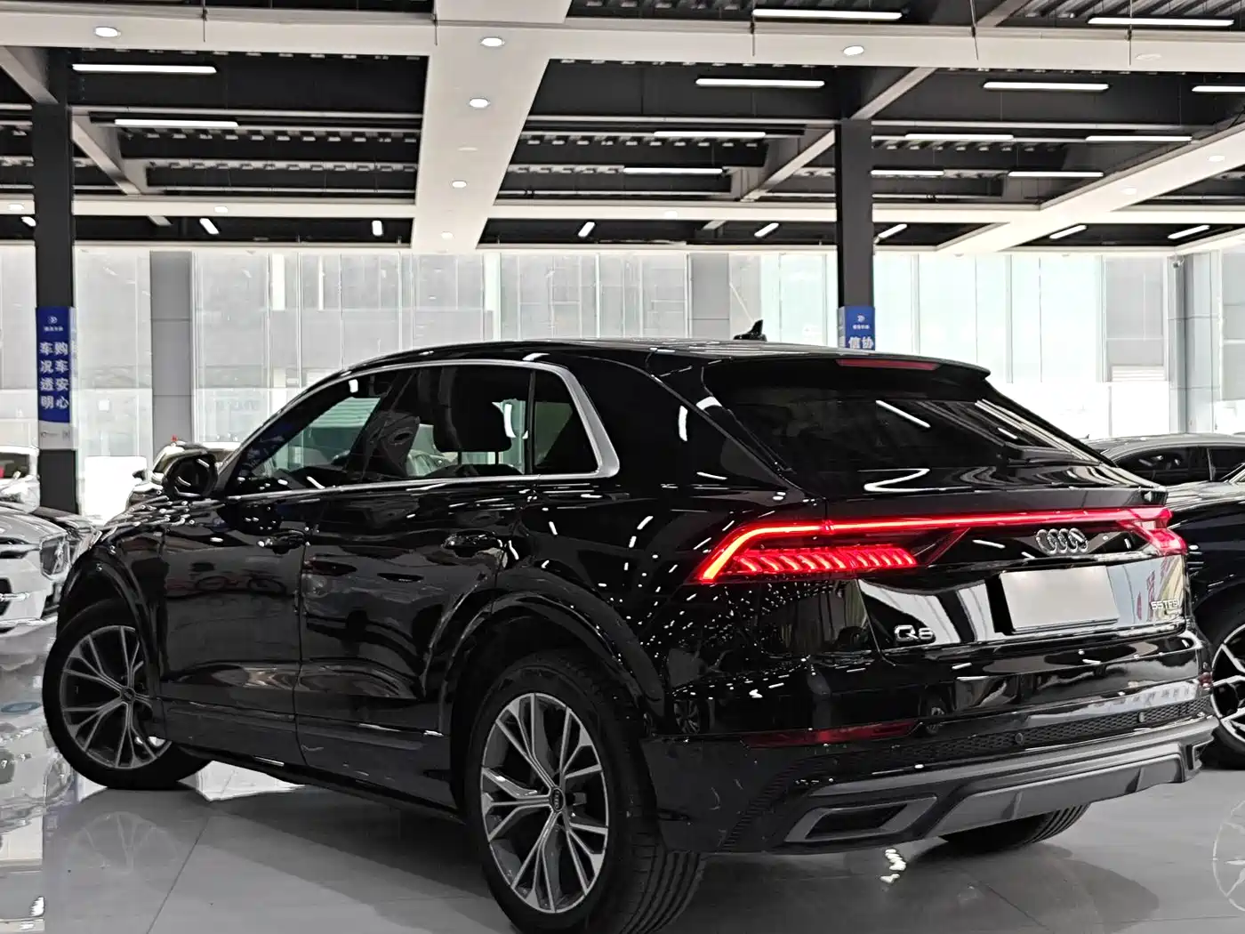 AUDI Q8