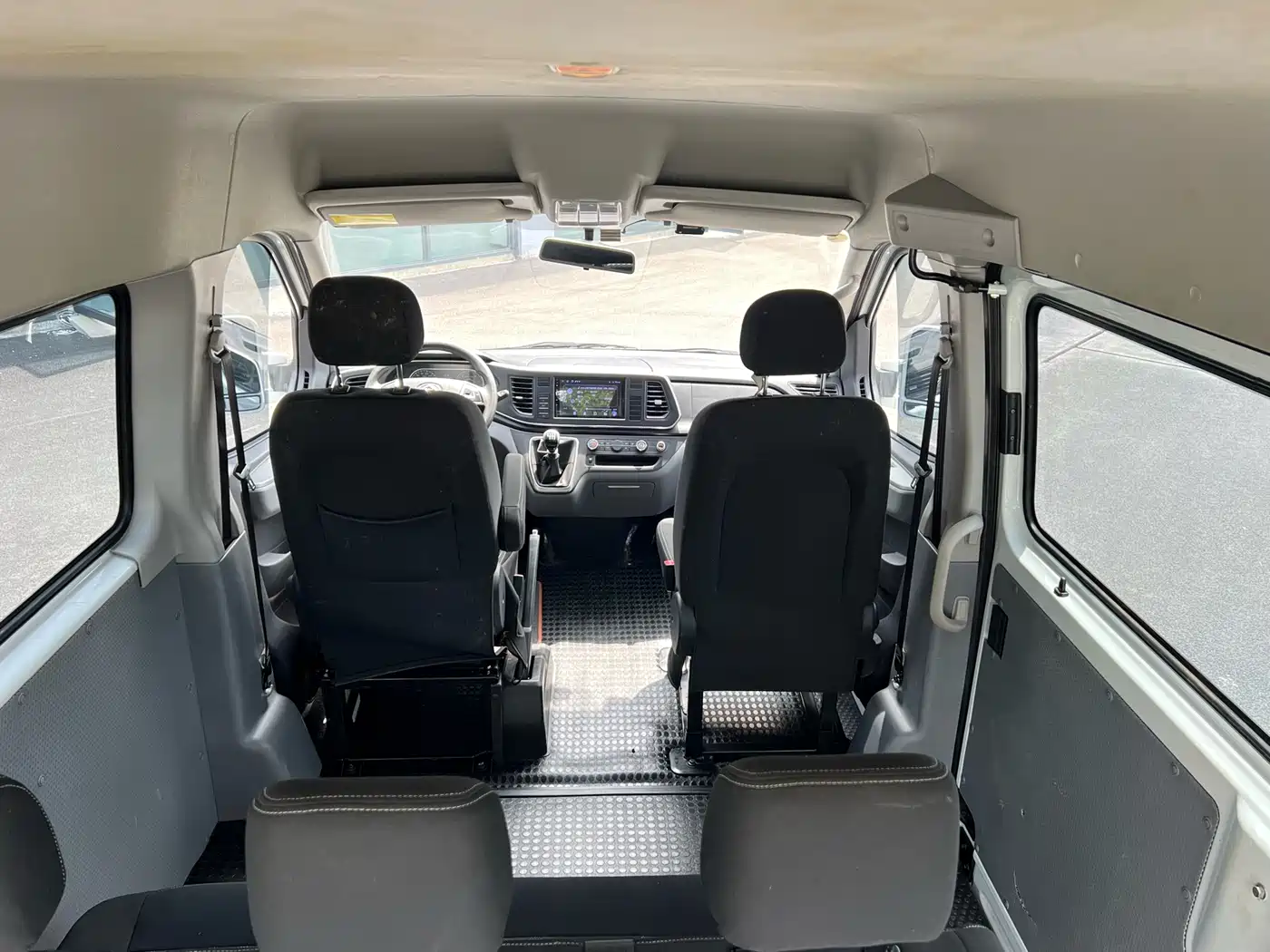 SAIC Maxus Xintu V80 2023 2.0T Manual Classic Aoyun Short Wheelbase Medium Roof 5/6 Seats фото 12