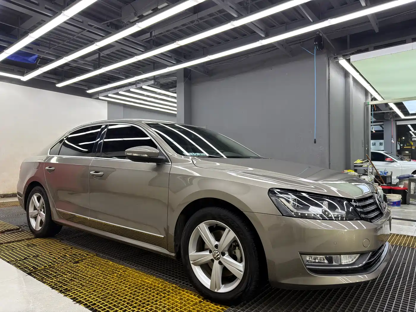Volkswagen Passat 2015 1.8TSI DSG Prestige Edition фото 2