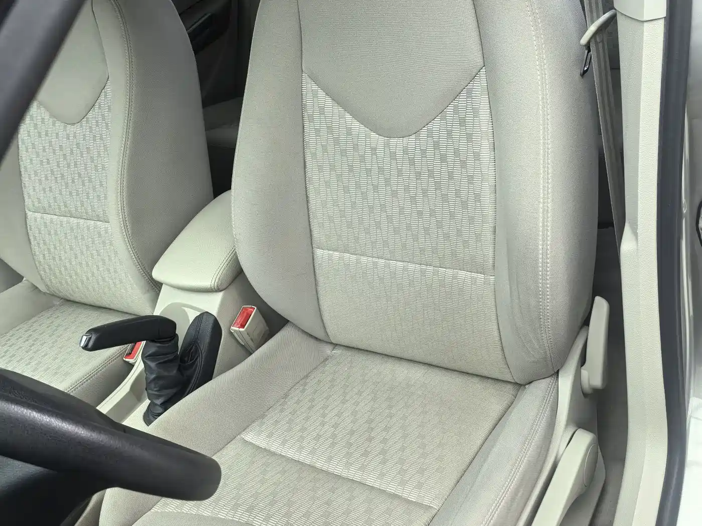 Peugeot 408 2011 2.0L Automatic Comfort Edition фото 8