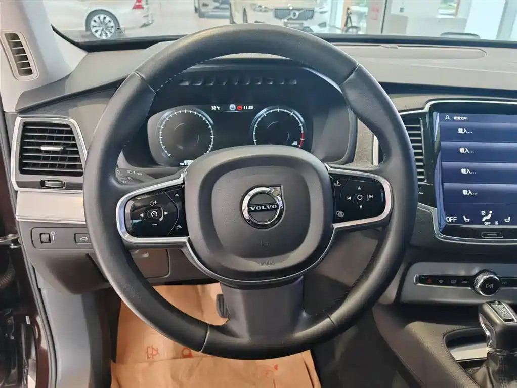Фото 9 - Volvo XC90