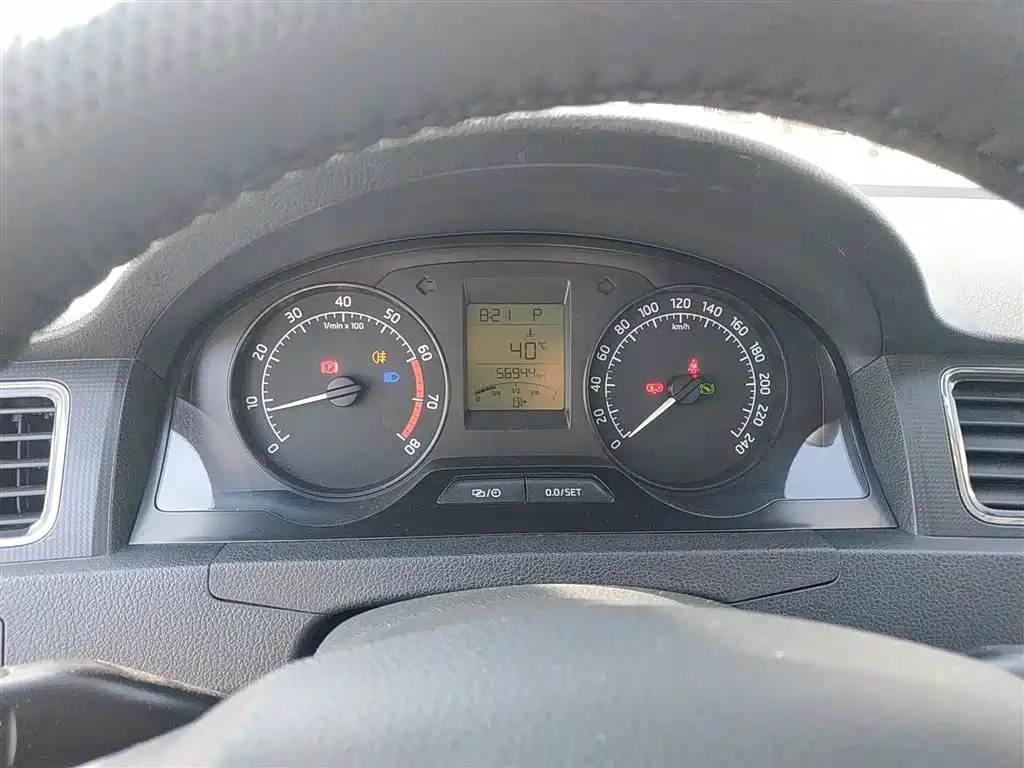 Škoda Rapid 2015 1.6L Automatic Smart Selection фото 12