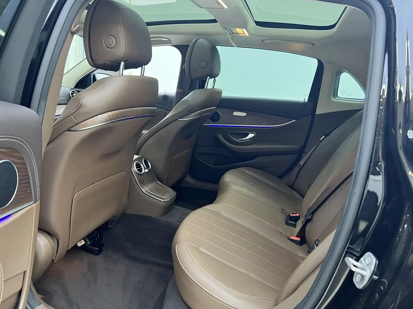 Mercedes-Benz E-Class New Energy 2022 E 350 e L Plug-in Hybrid Sedan фото 5